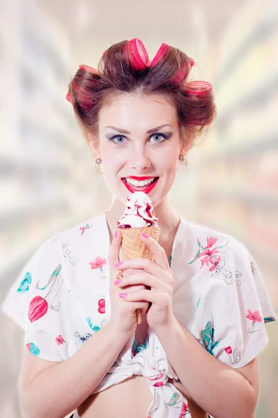 Pinup woman eating ice cream cone — Stockfoto