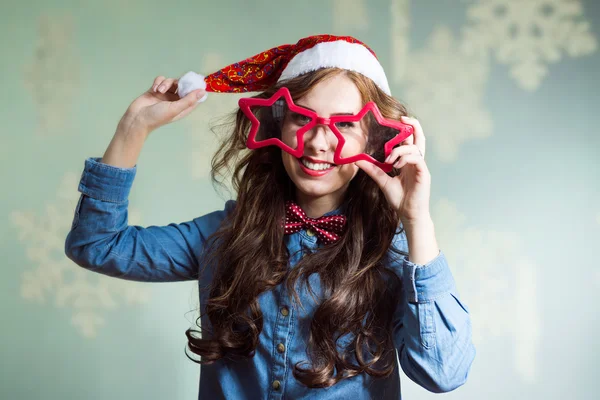 Feliz sonrisa divertida chica hipster en sombrero de santa — Foto de Stock