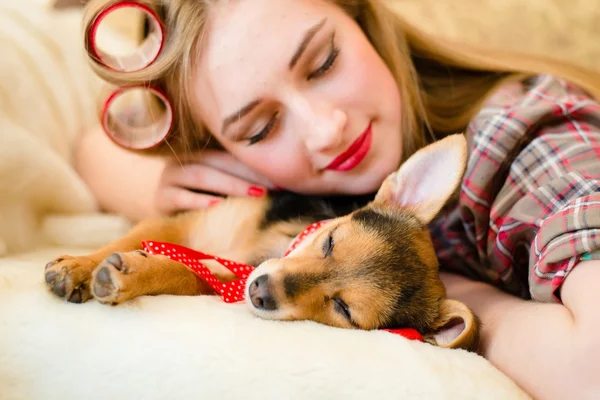 Glücklich träumendes hübsches Mädchen mit ihrem kleinen Welpen — Stockfoto