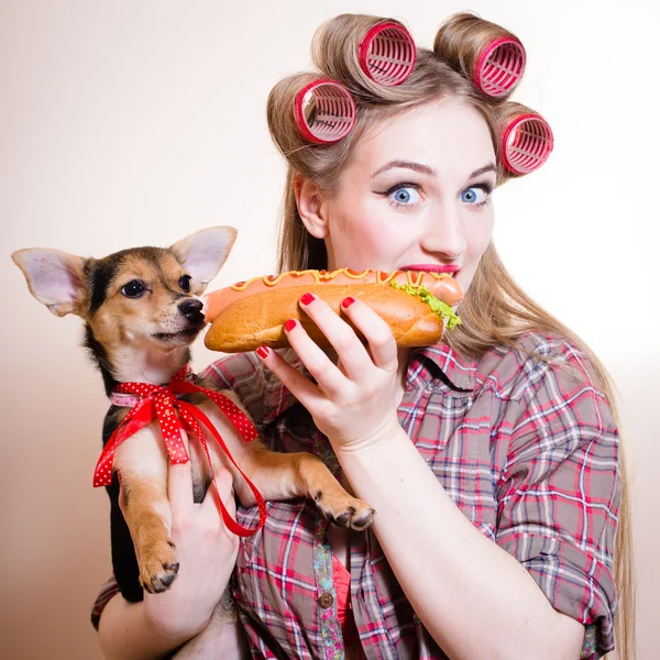 Красивая молодая женщина весело ест хот-доги — стоковое фото