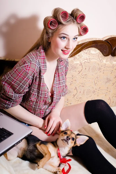 Mujer joven divirtiéndose con poco divertido cachorro — Foto de Stock