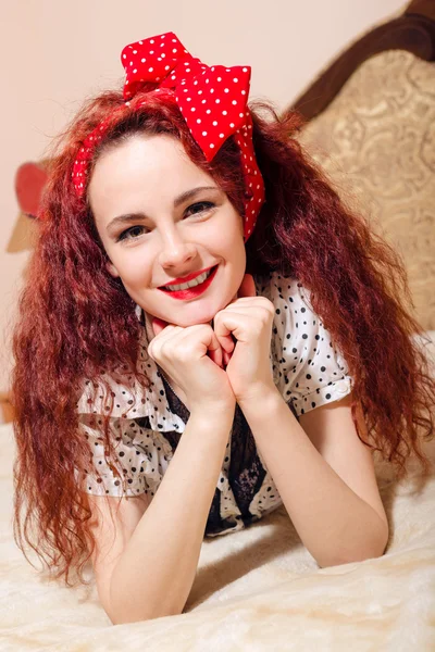 Closeup portrait of pretty young redhead woman on sofa — Stock fotografie