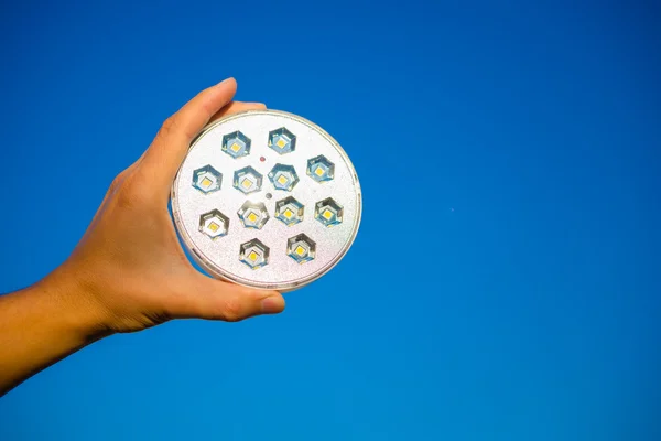 Mano che mostra lampada a LED — Foto Stock