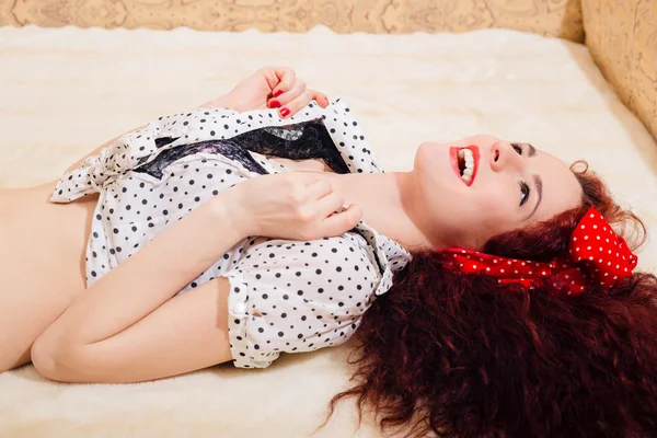 Woman lying on her back laughing — Stock Photo, Image