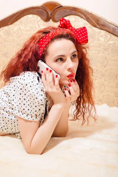 赤毛の女性が電話で話しています。 — ストック写真