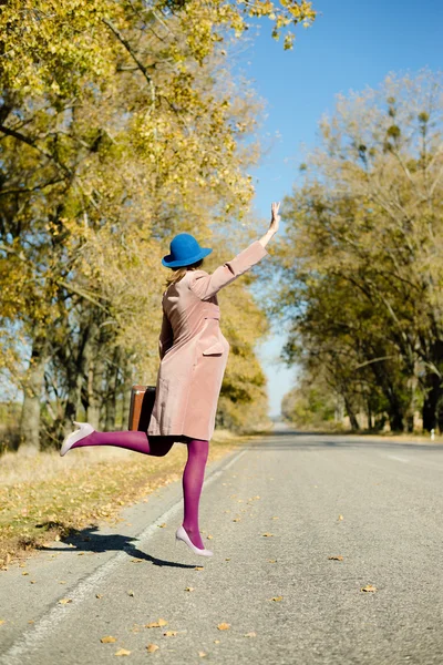 Señora en bowler sombrero autoestop — Foto de Stock