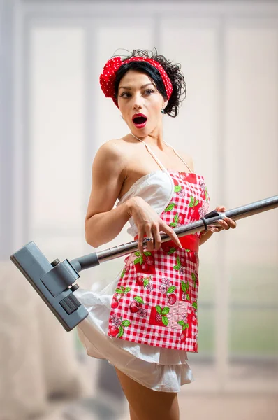 Pinup girl holding vacuum cleaner — Zdjęcie stockowe