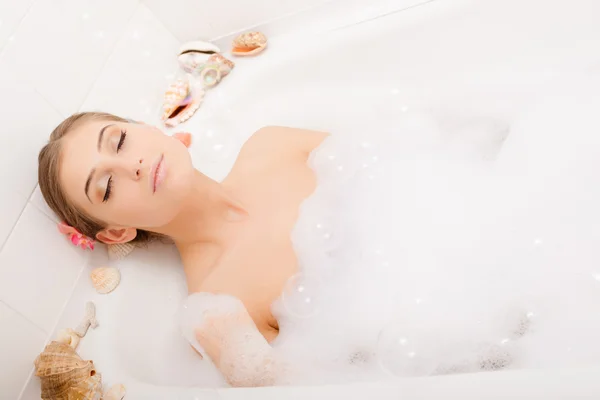 Jovem linda mulher no banho de espuma — Fotografia de Stock