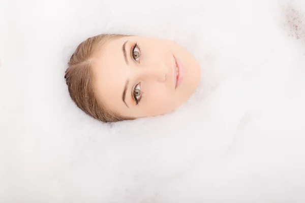 白いふわふわの泡できれいな顔 — ストック写真