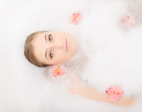 Cara bonita em espuma macia branca — Fotografia de Stock