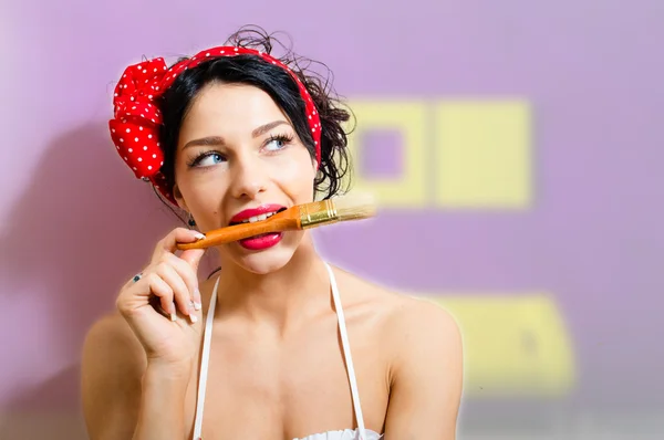 Pinup menina com pintura escova na boca — Fotografia de Stock