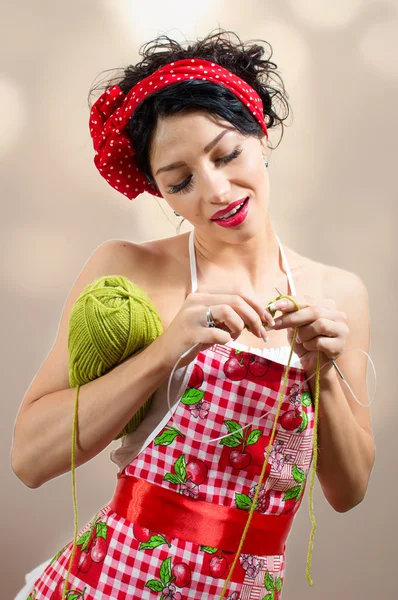 Señora sosteniendo agujas y bola de hilo — Foto de Stock