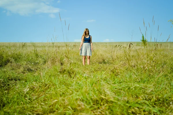 Meisje permanent in het midden van een groen veld — Stockfoto