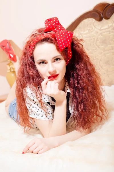 Jovem com cabelo vermelho ondulado longo — Fotografia de Stock