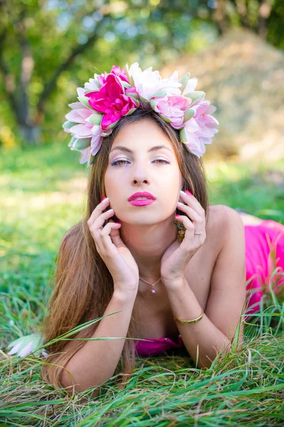 漂亮的女人，用长长的头发，在草地上的花环 — 图库照片