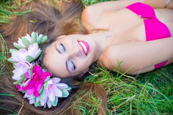 花輪には長い髪で笑顔の素敵な若い女性 — ストック写真