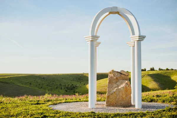 Heiliges Gotteshaus mit Bogen und Stein auf Hügel — Stockfoto