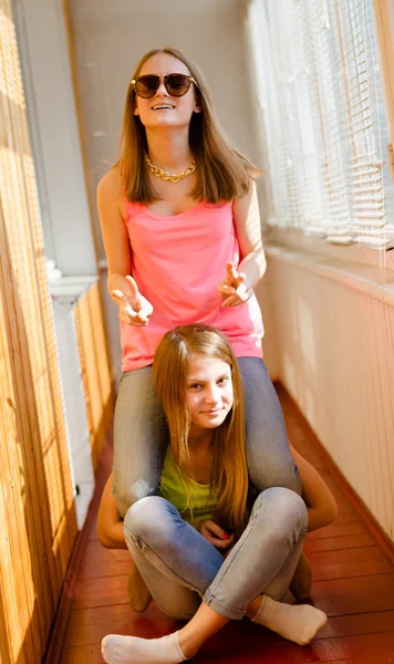 Tizenéves lányok erkélyen szórakozás — Stock Fotó