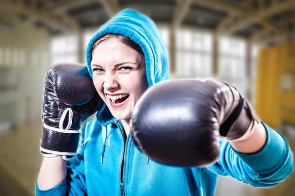 Confiante animado sportsgirl no boxer luvas — Fotografia de Stock