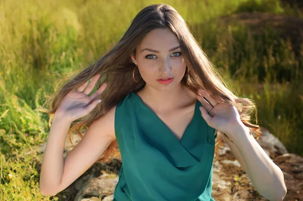 Sensual lady in green outdoors — Stock Photo, Image