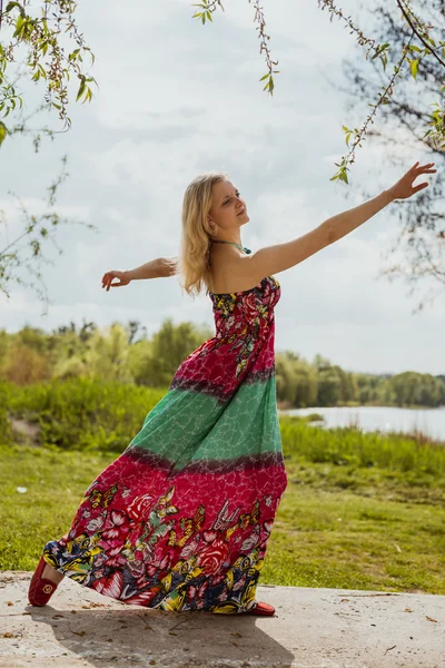 Tanzende blonde junge Frau im Freien — Stockfoto