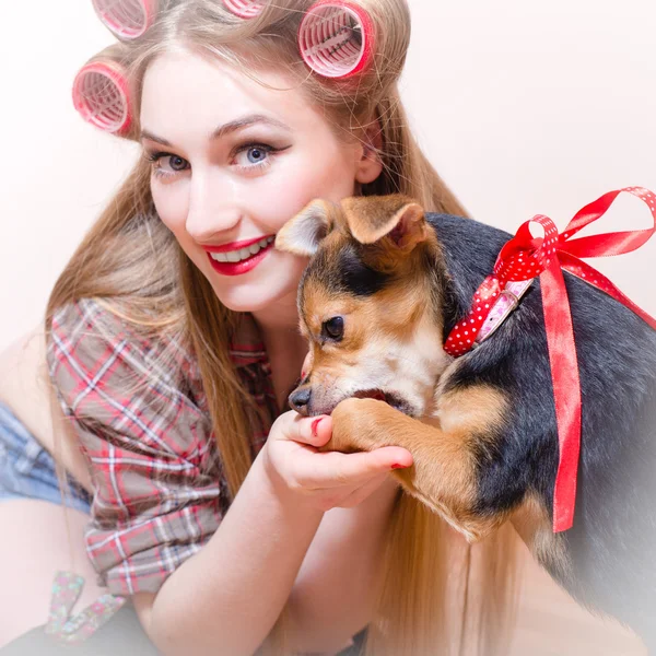Belle fille jouer avec chien — Photo