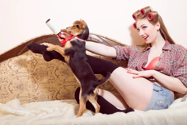 Sorridente ragazza che gioca con un cane — Foto Stock