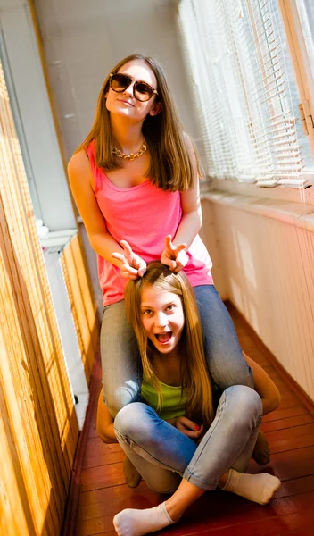 Dospívající dívky baví na balkóně — Stock fotografie