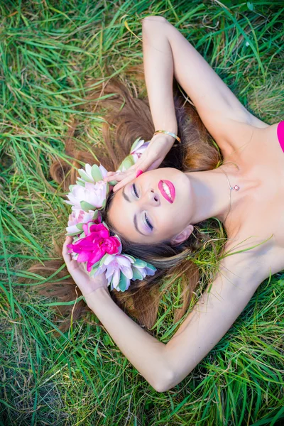 Senhora de grinalda sonhando acordada na grama — Fotografia de Stock