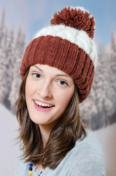 Girl wearing warm hat in forest — Zdjęcie stockowe