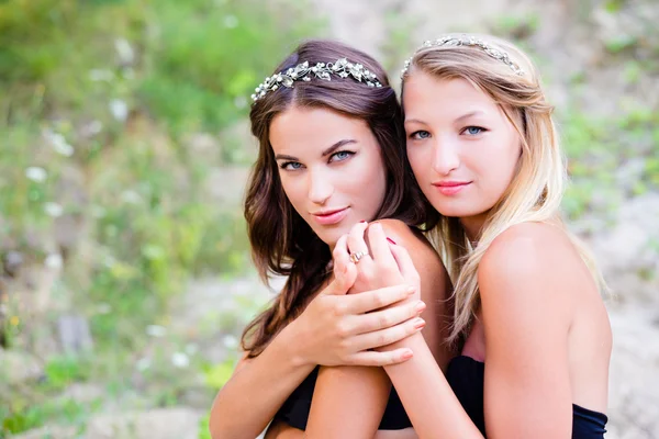 Two girls wearing wreaths — Stockfoto