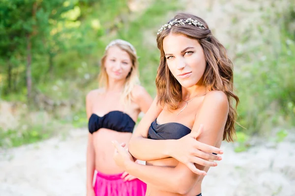 Two women wearing black swimsuits — Stockfoto