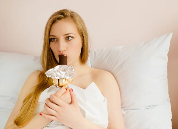 Lady eating chocolate ice cream — ストック写真