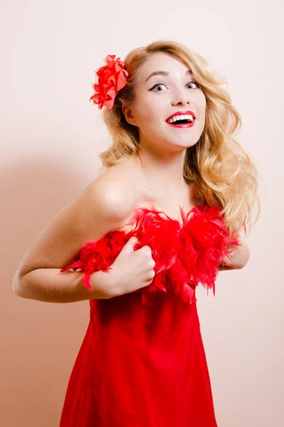 Kırmızı elbiseli sürpriz kız — Stok fotoğraf