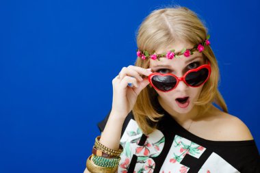 Amazed hipster woman in sunglasses