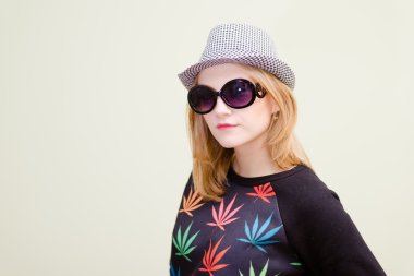 hipster sarışın Bayan güneş gözlüğü