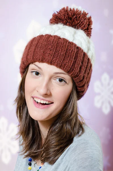 Brünette junge Mädchen mit Strickmütze — Stockfoto