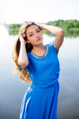 Kız kafasını dokunmadan nehir kenarında ayakta