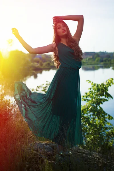 Romantische dansende vrouw in lange jurk — Stockfoto