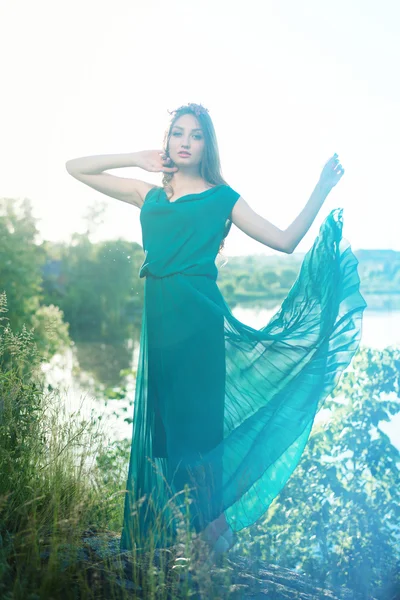 Bailando dama en vestido verde largo — Foto de Stock