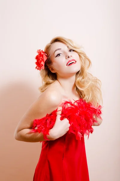 Chica en vestido rojo con flor barrette — Foto de Stock