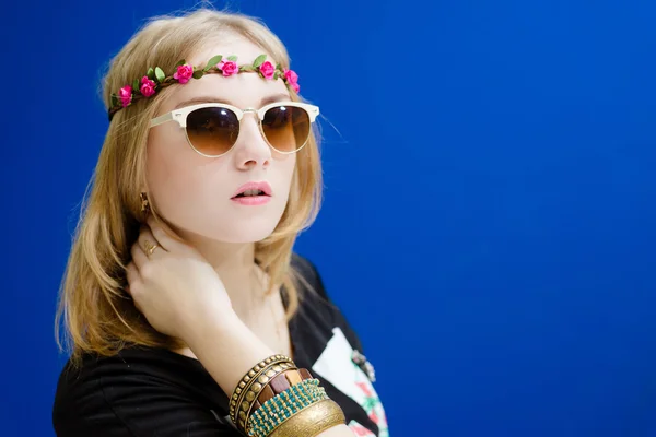 Girl in sunglasses with wreath of flowers — Stock Photo, Image