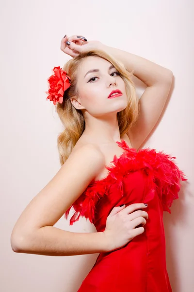 Bella ragazza in abito rosso — Foto Stock