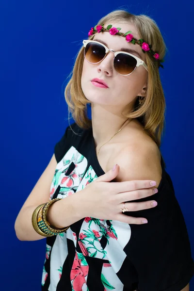 Mädchen mit Sonnenbrille und Blumenkranz — Stockfoto