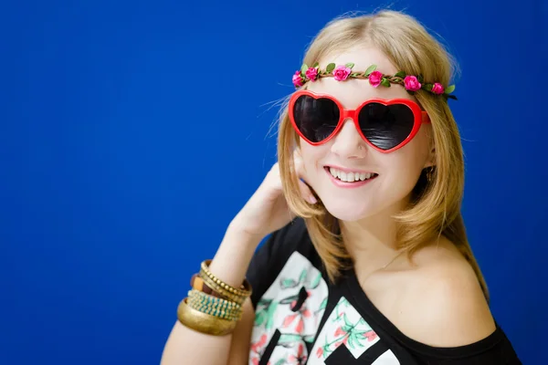 Blond hipster woman in sunglasses — Stock Photo, Image