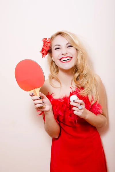 Femme avec balle de chauve-souris pour tennis de table — Photo
