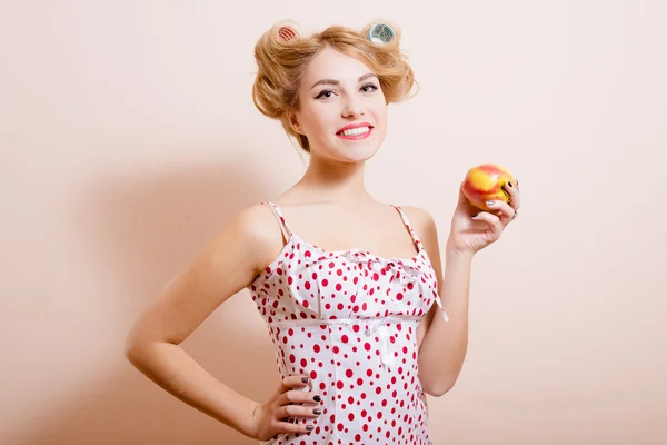 Pinup lady holding apple — Stok fotoğraf