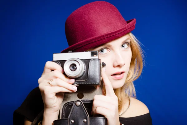 Lady in red hat with retro camera — 스톡 사진