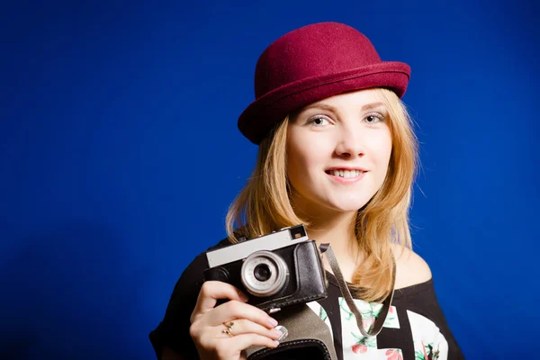 Lady in red hat with retro camera — Stock Photo, Image