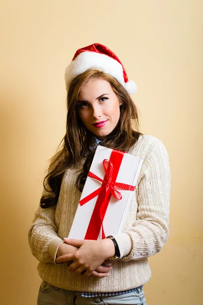 Girl in santa hat wit present box — Stok fotoğraf